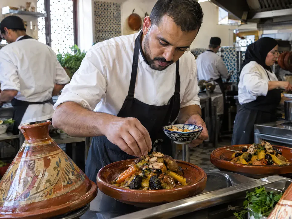 Chef dressant un plat lors d’une expérience culinaire