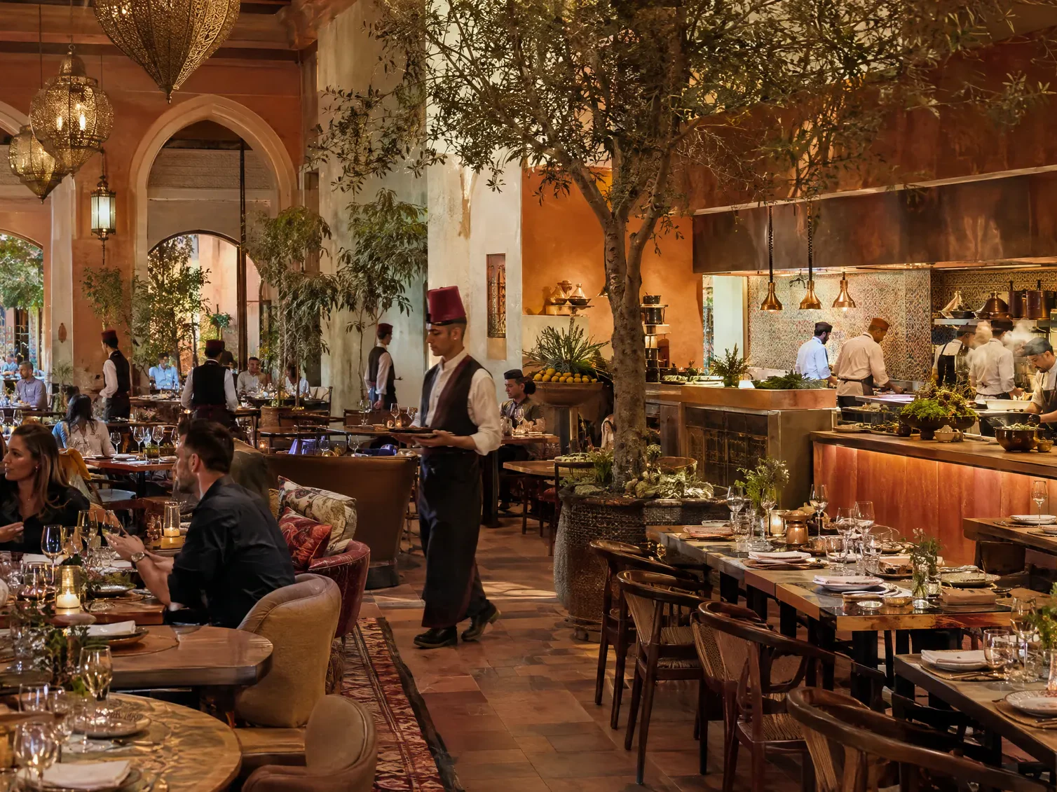 Grande salle de restaurant dressée pour un événement privé