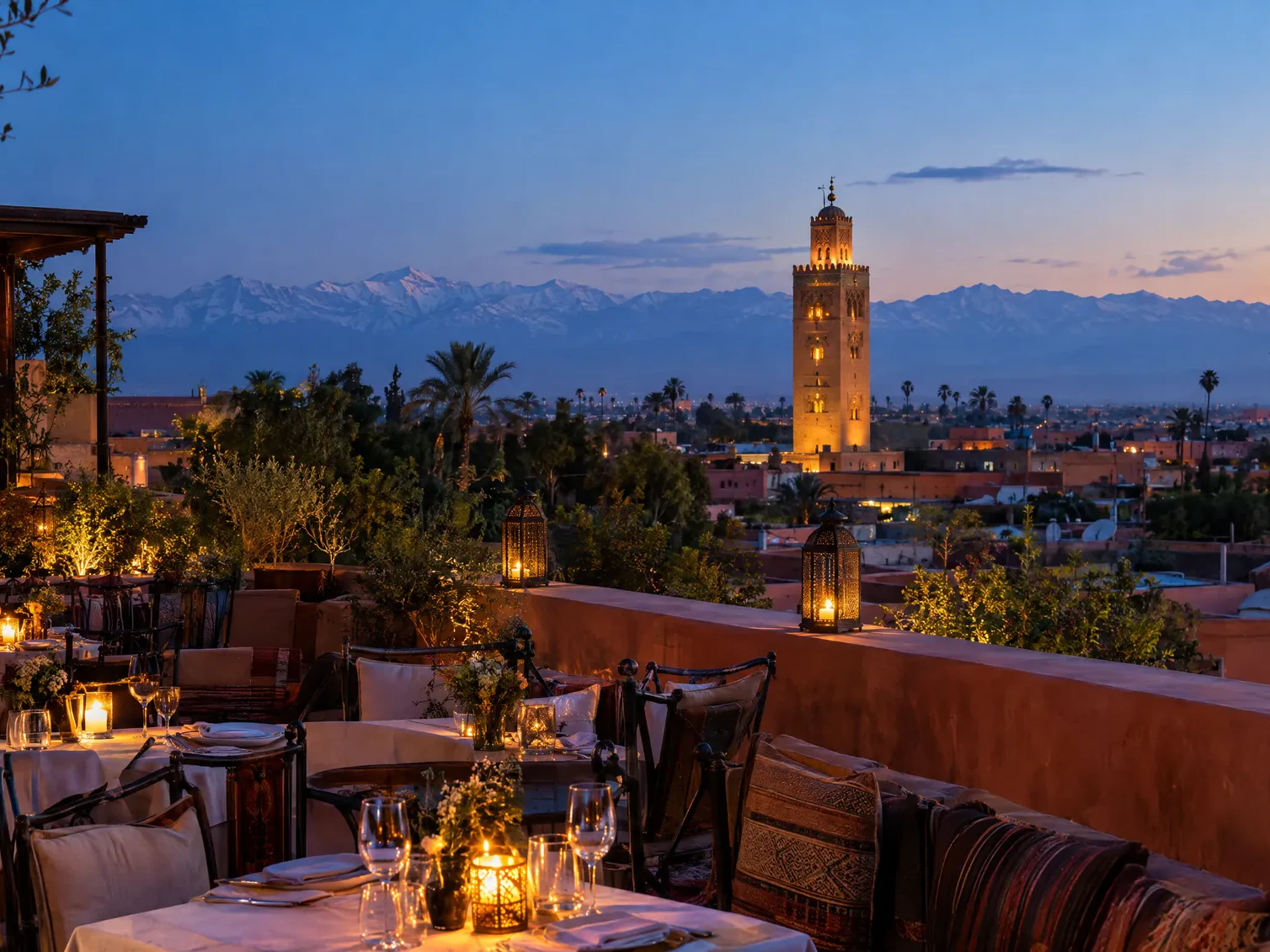 Terrasse sur les toits au coucher du soleil