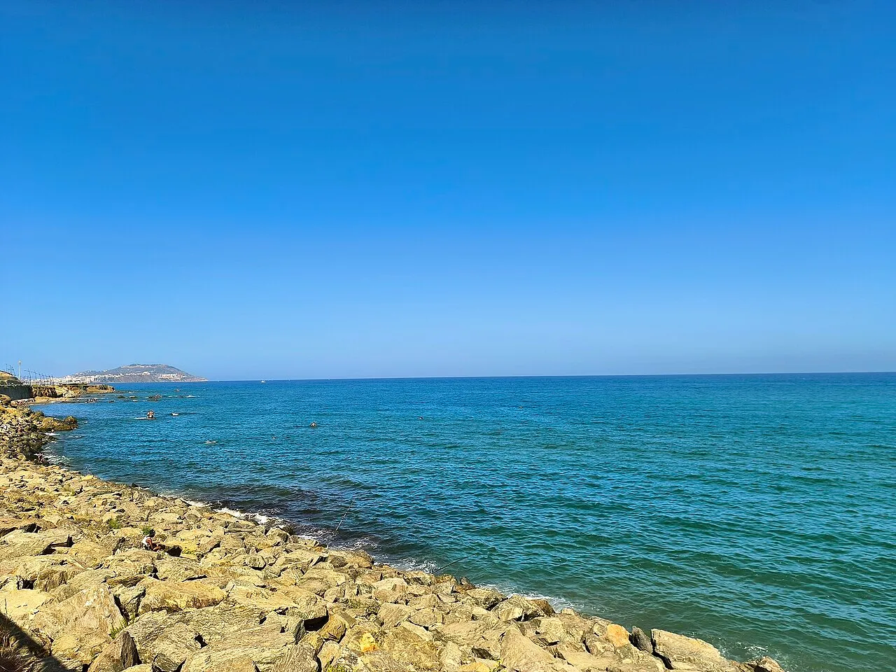 La plage de Fnideq, Fnideq